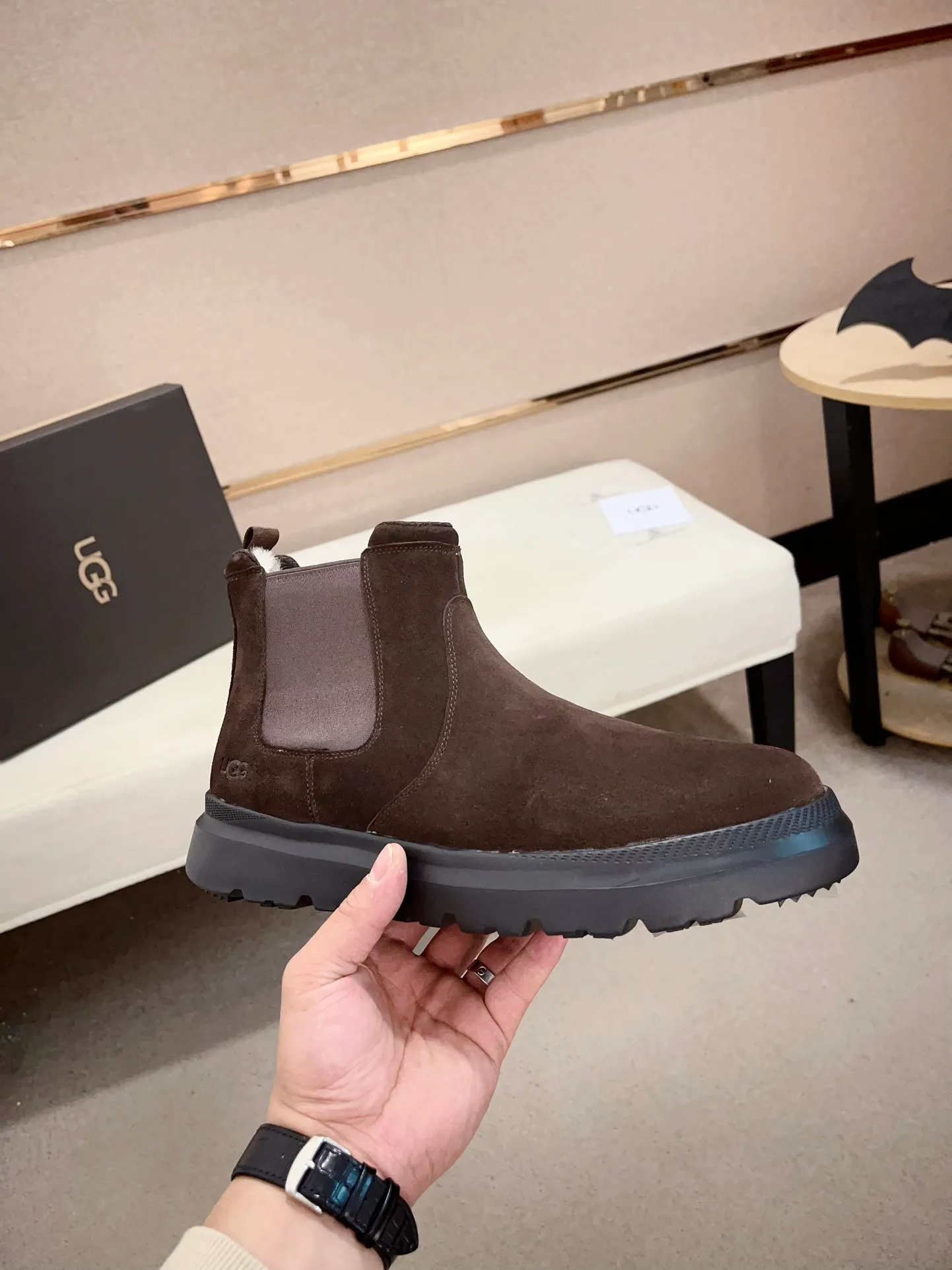 Men's shoes💰: 600💰(high-end goods) UGG❄️❄️Latest model 1:1⃣️quality, fabric: high-end quality first-layer cowhide imported from Europe. Lining: wool lining, sole: pure imported rubber foam outsole. ❤️High-end goods, fine workmanship, trendy and fashionable. The fit is very classy. If you know the goods, you will definitely not be able to refuse😍😍Code number: 41-45. Can be customized 46.47.